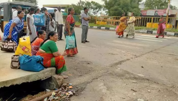 మణికొండలో బస్ షెల్టర్ల పునర్నిర్మాణానికి సిటిజన్స్ కౌన్సిల్ వినతి మణికొండలో బస్ షెల్టర్ల పునర్నిర్మాణానికి సిటిజన్స్ కౌన్సిల్ వినతి