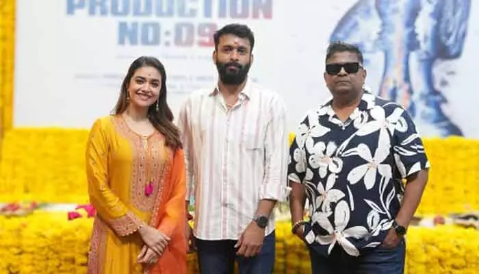 న్యాయం కోసం కోర్టు మెట్లెక్కుతున్న కీర్తి సురేష్.. క్యూరియాసిటీ పెంచుతున్న ‘సత్యవాన్ సావిత్రి’ లుక్ న్యాయం కోసం కోర్టు మెట్లెక్కుతున్న కీర్తి సురేష్.. క్యూరియాసిటీ పెంచుతున్న ‘సత్యవాన్ సావిత్రి’ లుక్