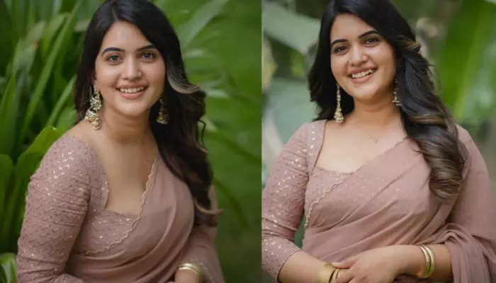 గులాబీ రంగు చీరలో పవిట పక్కకు జరిపి అందాలతో ఆకట్టుకున్న హాట్ యాంకర్ గులాబీ రంగు చీరలో పవిట పక్కకు జరిపి అందాలతో ఆకట్టుకున్న హాట్ యాంకర్
