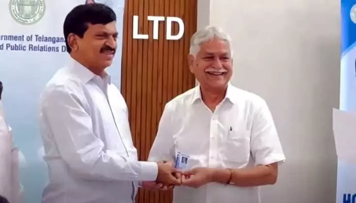 TG: రాష్ట్రంలో మొదలైన కొత్త అక్రిడిటేషన్ కార్డుల పంపిణీ TG: రాష్ట్రంలో మొదలైన కొత్త అక్రిడిటేషన్ కార్డుల పంపిణీ