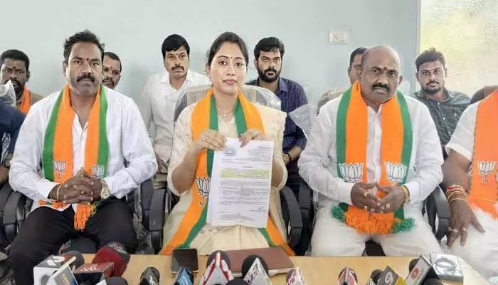 విద్యార్థుల భవిష్యత్ తో చెలగాటం తగదు : బీజేపీ రాష్ట్ర నాయకురాలు భోగ శ్రావణి విద్యార్థుల భవిష్యత్ తో చెలగాటం తగదు : బీజేపీ రాష్ట్ర నాయకురాలు భోగ శ్రావణి