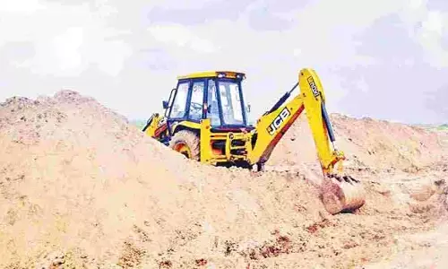 ఇసుకపై ఉక్కుపాదం..