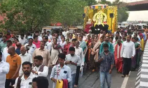 ఇంద్రకీలాద్రిపై వైభవంగా గిరి ప్రదక్షిణ: వైశాఖ పౌర్ణమి వేళ పునీతమైన బెజవాడ