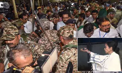 స్ట్రాంగ్ రూమ్ వద్దే 4 గంటల పాటు మమత బెనర్జీ.. రాత్రికి రాత్రే అసలు ఏం జరిగింది..?