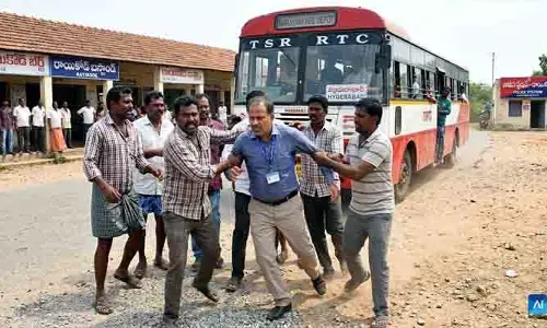 కండక్టర్ నుంచి లంచం డిమాండ్.. నడిరోడ్డుపై బస్సు చెకింగ్ అధికారిపై దాడి