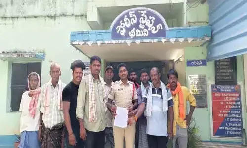 పోలీస్ స్టేషన్ మెట్లెక్కిన చేపల పంచాయతీ