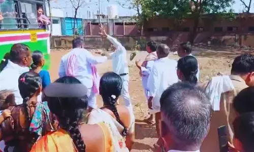 టికెట్ లేదని లంచం.. చెకింగ్ అధికారిపై కండక్టర్, ప్రయాణికుల దాడి