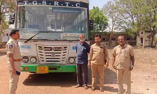 చెకింగ్ అధికారిపై చెప్పుతో దాడి.. కండక్టర్‌పై కేసు నమోదు