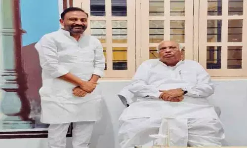 మ‌ల్లిఖార్జున ఖ‌ర్గేతో ఎమ్మెల్యే తోట ల‌క్ష్మీకాంతారావు భేటీ..!