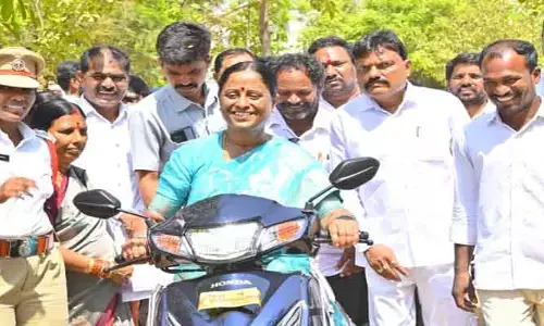 పిల్ల‌ల‌ను అంగ‌న్ వాడీల‌లో చేర్పించాలి :   మంత్రి కొండా సురేఖ