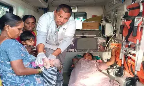 అంబులెన్స్ లో క్రిటిక‌ల్ డెలివ‌రీ