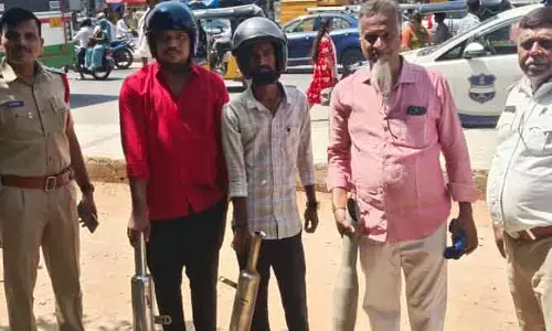 సైలెన్సర్లు పీకి చేతిలో పెట్టిన పోలీసులు..!