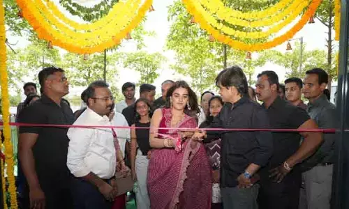 ప్రైవేటు విద్యాసంస్థ ప్రారంభోత్సవంలో సినీనటి నిధి అగర్వాల్ సందడి