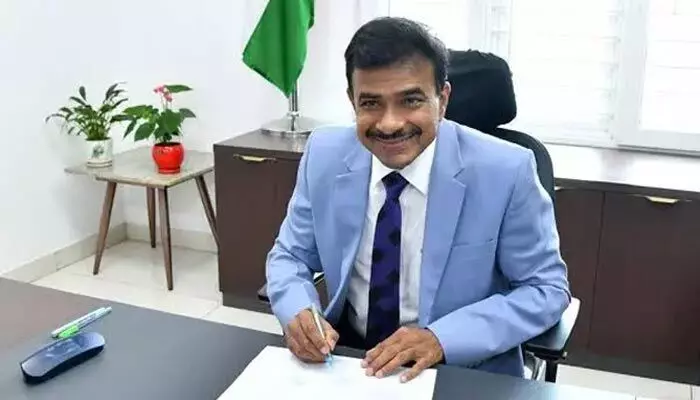 డీజీపీ సీవీ ఆనంద్ మార్క్ అడ్మినిస్ట్రేషన్.. తొలిరోజే ఎస్పీలు, సీపీలకు కీలక ఆదేశాలు డీజీపీ సీవీ ఆనంద్ మార్క్ అడ్మినిస్ట్రేషన్.. తొలిరోజే ఎస్పీలు, సీపీలకు కీలక ఆదేశాలు