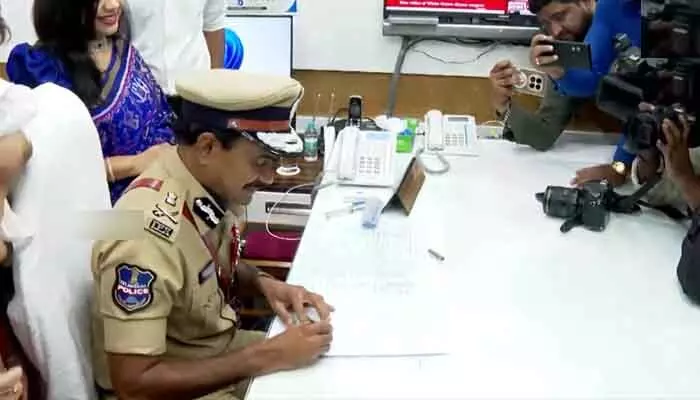 డీజీపీగా బాధ్యతలు స్వీకరించిన సీవీ ఆనంద్.. సంస్కరణల సారథికి పోలీసుల గౌరవ వందనం డీజీపీగా బాధ్యతలు స్వీకరించిన సీవీ ఆనంద్.. సంస్కరణల సారథికి పోలీసుల గౌరవ వందనం