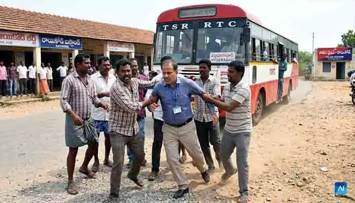 కండక్టర్ నుంచి లంచం డిమాండ్.. నడిరోడ్డుపై బస్సు చెకింగ్ అధికారిపై దాడి కండక్టర్ నుంచి లంచం డిమాండ్.. నడిరోడ్డుపై బస్సు చెకింగ్ అధికారిపై దాడి