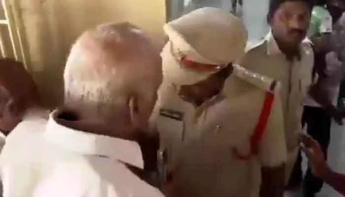 గుంటూరు జీజీహెచ్ వద్ద ఉద్రిక్తత.. ఎమ్మెల్సీకి, పోలీసులకు వాగ్వాదం గుంటూరు జీజీహెచ్ వద్ద ఉద్రిక్తత.. ఎమ్మెల్సీకి, పోలీసులకు వాగ్వాదం