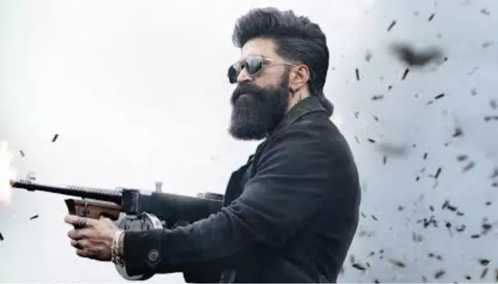 టాక్సిక్ మేకర్స్ చేస్తున్న పెద్ద తప్పు ఇదేనా? టాక్సిక్ మేకర్స్ చేస్తున్న పెద్ద తప్పు ఇదేనా?