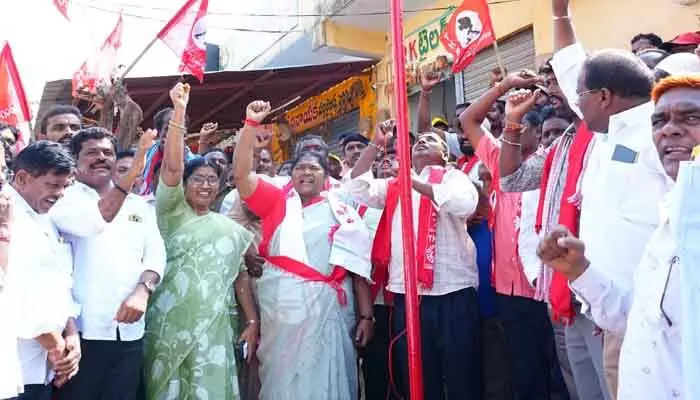 దేశ నిర్మాణంలో కార్మికుల పాత్ర కీలకం : మంత్రి సీతక్క దేశ నిర్మాణంలో కార్మికుల పాత్ర కీలకం : మంత్రి సీతక్క