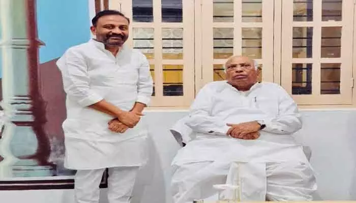 మల్లిఖార్జున ఖర్గేతో ఎమ్మెల్యే తోట లక్ష్మీకాంతారావు భేటీ..! మల్లిఖార్జున ఖర్గేతో ఎమ్మెల్యే తోట లక్ష్మీకాంతారావు భేటీ..!