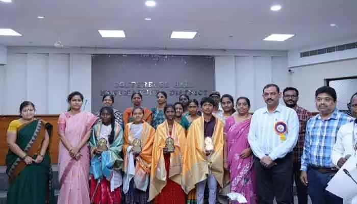విద్యార్థులు ఉన్నత లక్ష్యాలతో ముందుకు సాగాలి : కలెక్టర్ చాహత్ బాజ్ పాయ్ విద్యార్థులు ఉన్నత లక్ష్యాలతో ముందుకు సాగాలి : కలెక్టర్ చాహత్ బాజ్ పాయ్