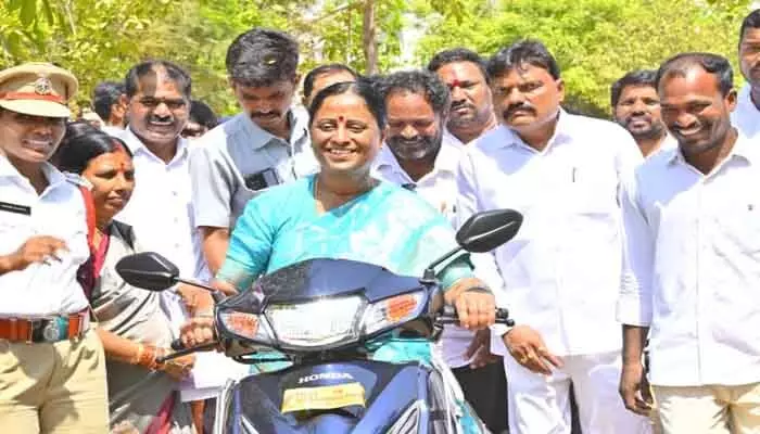 పిల్లలను అంగన్ వాడీలలో చేర్పించాలి : మంత్రి కొండా సురేఖ పిల్లలను అంగన్ వాడీలలో చేర్పించాలి : మంత్రి కొండా సురేఖ