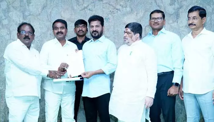 ఒక్క డ్రైవర్ కూడా ఉద్యోగం నుంచి తొలగించం.. ఆర్టీసీ కార్మీకులకు సీఎం రేవంత్ హామీ ఒక్క డ్రైవర్ కూడా ఉద్యోగం నుంచి తొలగించం.. ఆర్టీసీ కార్మీకులకు సీఎం రేవంత్ హామీ