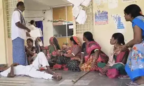 తహసీల్దార్ కార్యాలయం ముందు పడుకుని నిరసన