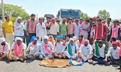 శనగ, జొన్న పంటలు కొనుగోలు చేయాలి.. జాతీయ రహదారిపై రైతుల రాస్తారోకో
