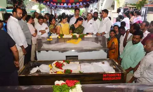 కడచూపు కన్నీటి వీడ్కోలు