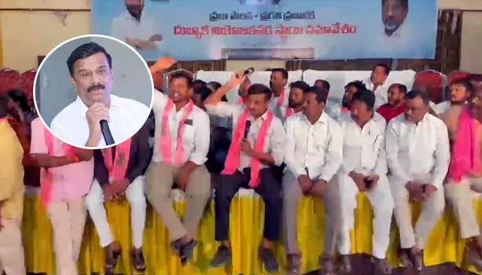 రణరంగంగా మారిన ప్రభుత్వ కార్యక్రమం.. మైకులు నేలకేసి కొట్టిన బీఆర్ఎస్ ఎమ్మెల్యే రణరంగంగా మారిన ప్రభుత్వ కార్యక్రమం.. మైకులు నేలకేసి కొట్టిన బీఆర్ఎస్ ఎమ్మెల్యే