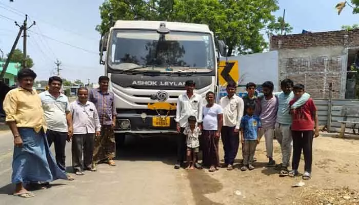 కాచిరాజుగూడెంలో అక్రమ మట్టి తరలింపులపై డీవైఎఫ్ఐ ఆందోళన కాచిరాజుగూడెంలో అక్రమ మట్టి తరలింపులపై డీవైఎఫ్ఐ ఆందోళన