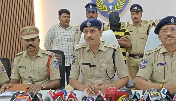 హత్య చేసి కిచెన్ గోడ కట్టేశాడు హత్య చేసి కిచెన్ గోడ కట్టేశాడు