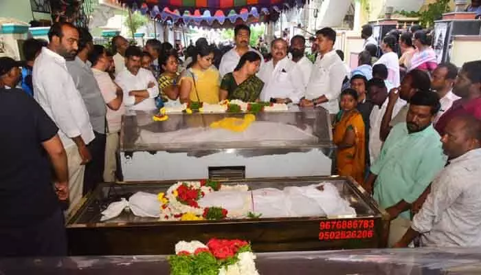 కడచూపు కన్నీటి వీడ్కోలు కడచూపు కన్నీటి వీడ్కోలు