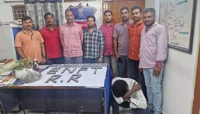 ఒడిశా నుంచి నగరానికి గంజాయి సరఫరా : హాష్ ఆయిల్ స్వాధీనం ఒడిశా నుంచి నగరానికి గంజాయి సరఫరా : హాష్ ఆయిల్ స్వాధీనం