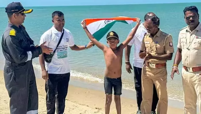 7ఏళ్ల బుడ్డోడు అద్భుతం చేశాడు.. పాక్ జలసంధిని ఈదిన ఇషాంక్ సింగ్ 7ఏళ్ల బుడ్డోడు అద్భుతం చేశాడు.. పాక్ జలసంధిని ఈదిన ఇషాంక్ సింగ్