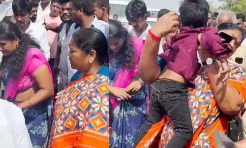 రోడ్డు ప్రమాద బాధితులను కాన్వాయ్ లో ఆస్పత్రికి చేర్చిన మంత్రి సీతక్క
