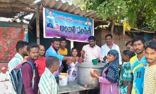 బెజ్జూర్ వారాంత‌పు సంత‌లో అంబ‌లి పంపిణీ
