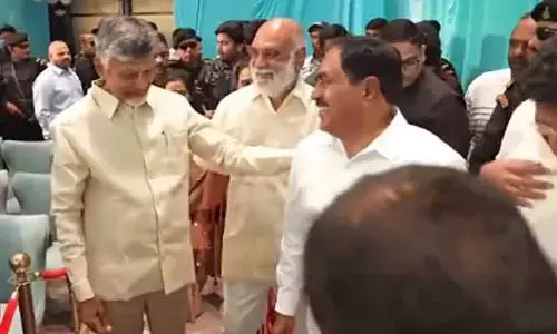 బీఆర్ఎస్ నేత ఎర్రబెల్లి పలకరింపు.. సీఎం చంద్రబాబు ఆత్మీయ స్పందన