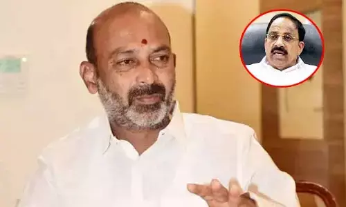ఏం రాశారో కూడా తెలుసుకోలేని అసమర్థుడు.. తుమ్మలపై బండి ఫైర్