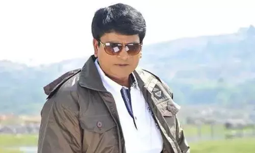 అడిగి మరీ కొట్టించుకున్న రవిబాబు.. అతడు సీన్ రీక్రియేట్