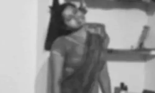 కట్నం వేధింపులకు యువతి బలి.. ఉరి వేసుకుని బలవన్మరణం