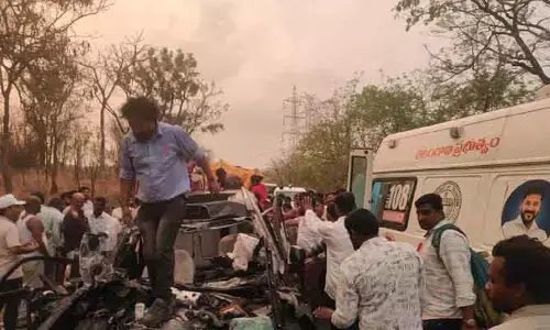 శ్రీశైలం-హైద‌రాబాద్ ప్ర‌ధాన ఘాట్ రోడ్డులో ప్ర‌మాదం..  ఇద్ద‌రు మృతి