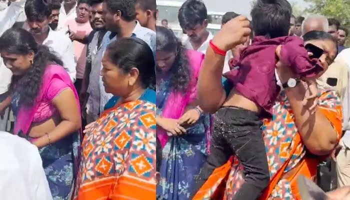 రోడ్డు ప్రమాద బాధితులను కాన్వాయ్ లో ఆస్పత్రికి చేర్చిన మంత్రి సీతక్క రోడ్డు ప్రమాద బాధితులను కాన్వాయ్ లో ఆస్పత్రికి చేర్చిన మంత్రి సీతక్క