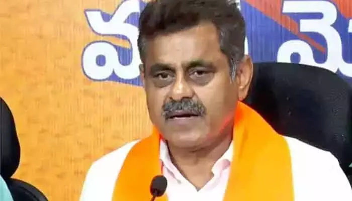 చిప్ప చేతిలో పట్టుకుని ఢిల్లీలో తిరుగుతున్నారు.. కాంగ్రెస్ నేతలపై కొండా విశ్వేశ్వర్ రెడ్డి హాట్ కామెంట్స్ చిప్ప చేతిలో పట్టుకుని ఢిల్లీలో తిరుగుతున్నారు.. కాంగ్రెస్ నేతలపై కొండా విశ్వేశ్వర్ రెడ్డి హాట్ కామెంట్స్