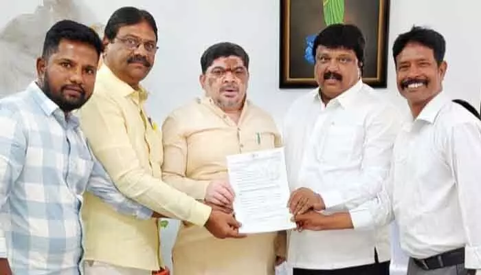నిధులు మంజూరు చేయాలని మంత్రి పొన్నం ప్రభాకర్ కి వినతి నిధులు మంజూరు చేయాలని మంత్రి పొన్నం ప్రభాకర్ కి వినతి