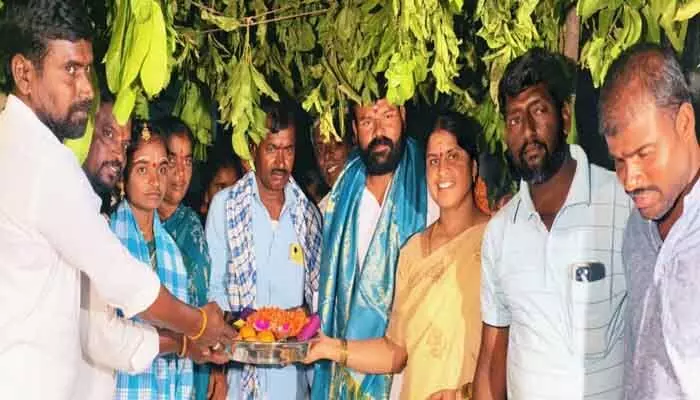 పేద కుటుంబానికి పుస్తె మెట్టెలు అందజేత పేద కుటుంబానికి పుస్తె మెట్టెలు అందజేత