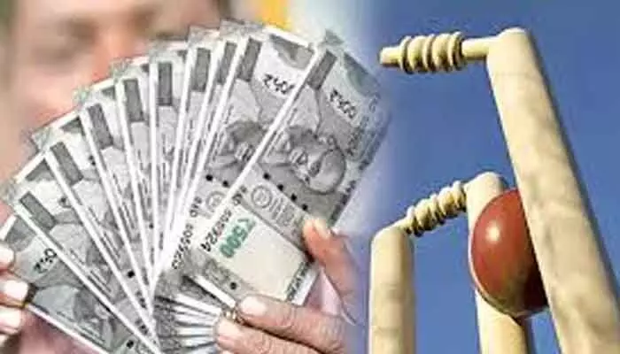 ఐపీఎల్ క్రికెట్ బెట్టింగ్: ఐదుగురు అరెస్టు.. భారీగా నగదు స్వాధీనం ఐపీఎల్ క్రికెట్ బెట్టింగ్: ఐదుగురు అరెస్టు.. భారీగా నగదు స్వాధీనం