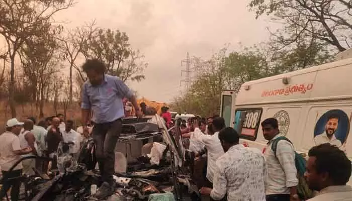 శ్రీశైలం-హైదరాబాద్ ప్రధాన ఘాట్ రోడ్డులో ప్రమాదం.. ఇద్దరు మృతి శ్రీశైలం-హైదరాబాద్ ప్రధాన ఘాట్ రోడ్డులో ప్రమాదం.. ఇద్దరు మృతి