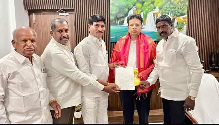 మేడ్చల్ కు డిగ్రీ కళాశాల మంజూరు చేయాలని మంత్రికి వినతి మేడ్చల్ కు డిగ్రీ కళాశాల మంజూరు చేయాలని మంత్రికి వినతి